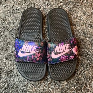 Nike Benassi slides